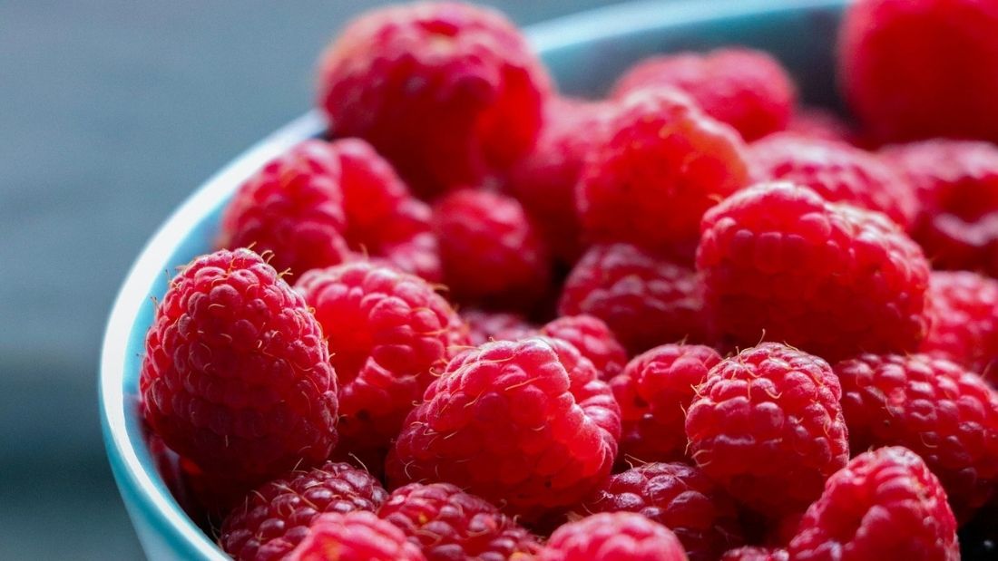 bowl of raspberries