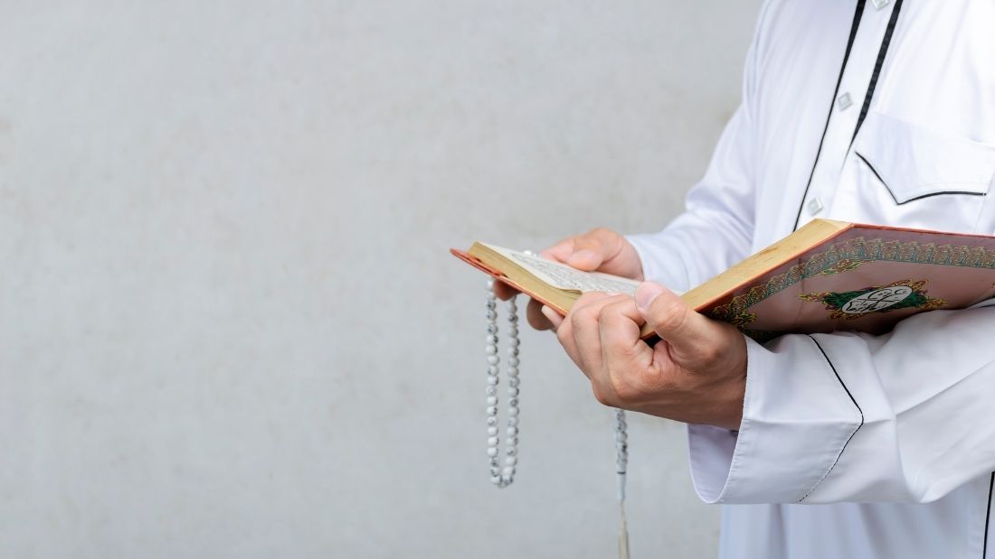 muslim man reading quran