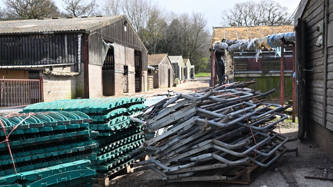 Flat packed farrowing crates