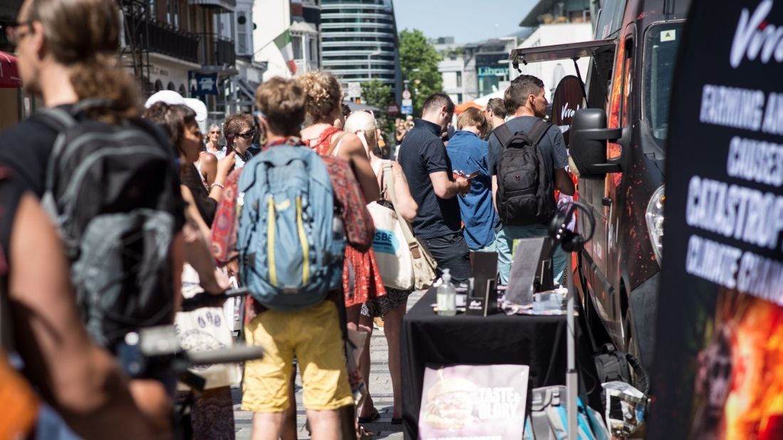 burger van queue