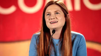 Bonnie Wright at Comicon